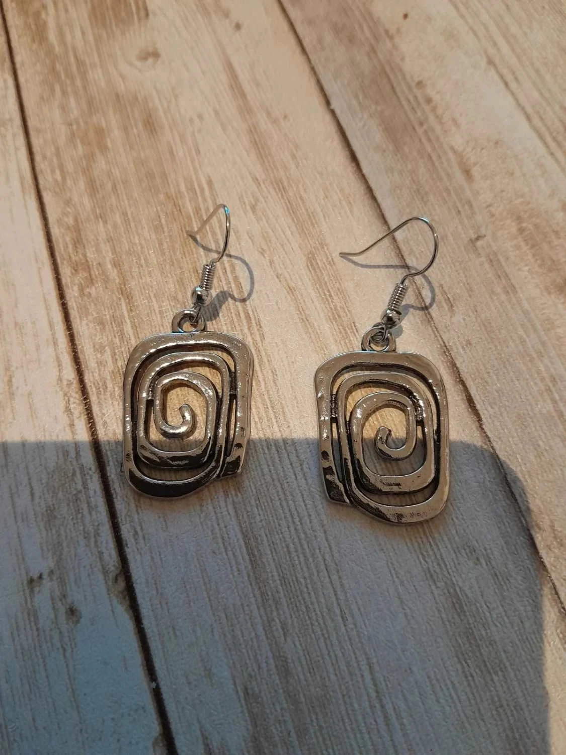 Boucles d'oreilles pendantes en forme de spirales rectangulaires
